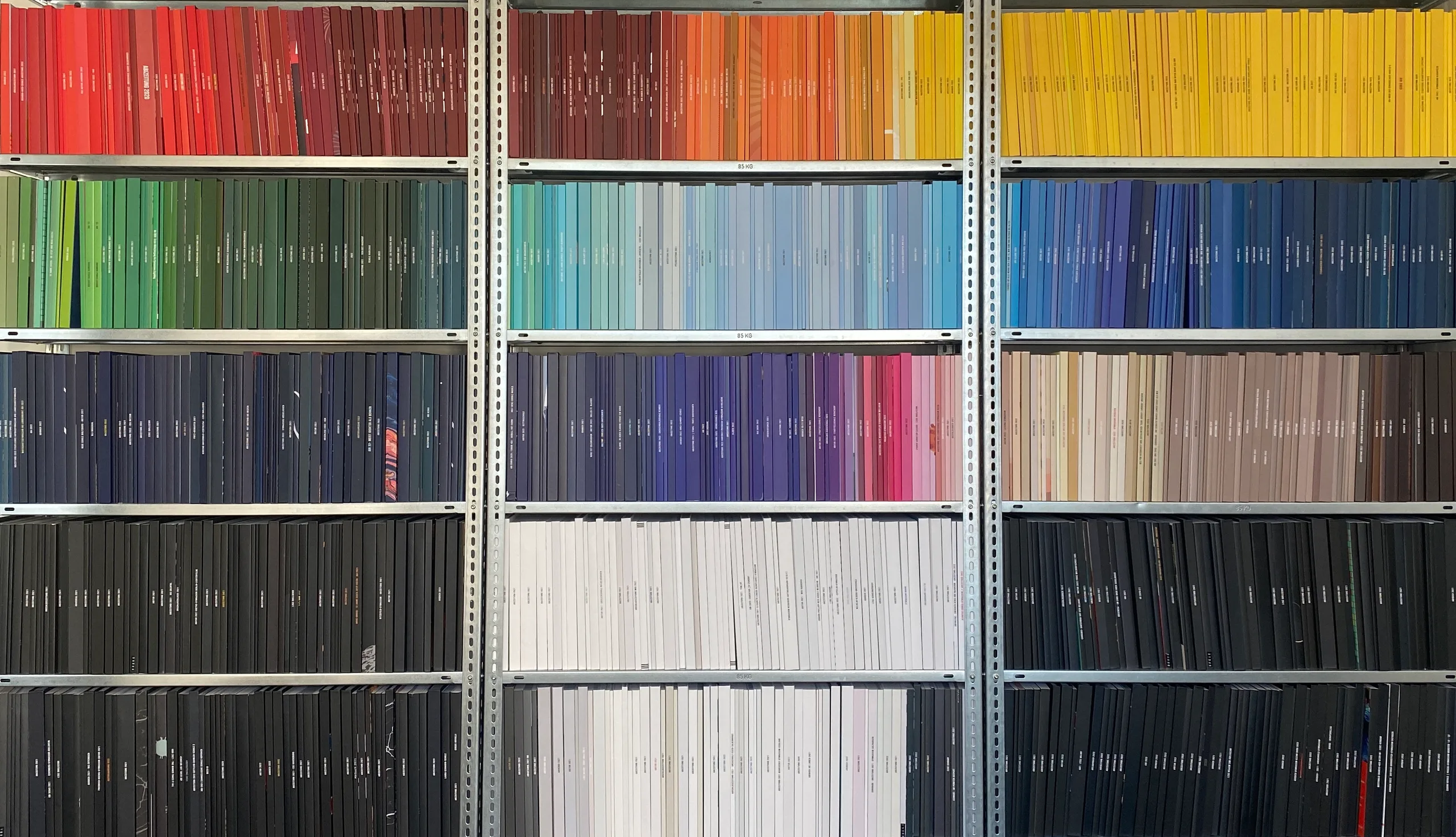 Regale voller gestalteter Abschlussbücher
